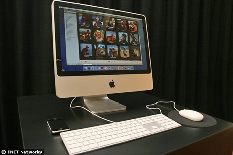 　新型iMacはアルミニウムとガラスでできている。これは、Appleが一般ユーザーの感動をよそにこれまでプロ向け製品にしか採用してこなかった素材だと、Jobs氏は語っている。Appleはプレゼンテーション終了後に複数のiMacを展示した。これらはオンラインとオフラインの両方のApple Storeで既に発売中。AppleはiMacのデザインを数年間アップデートしてこなかったが、今回の刷新に合わせ、新システムにはIntel最新の「Core 2 Duo」プロセッサも搭載してきた。