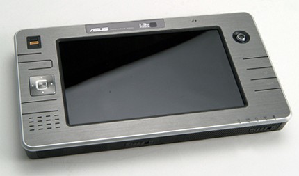　Asusの「R2H」。ウェブカメラや指紋スキャナを搭載するほか、ハイエンドモデルにはGPSレシーバが内蔵されている。