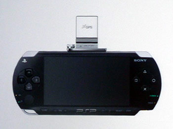 　ソニー・コンピュータエンタテインメント（SCEI）は3月15日、携帯型ゲーム機「プレイステーション・ポータブル（PSP）」の新機能を発表した。写真は10月6日に発売する予定のGPSレシーバーを差し込んだイメージ図。これにより、位置情報を使ったゲームも可能になる。