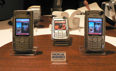 　Nokia 6630の後継機種、「Nokia 6680」。ボーダフォンからは「702HK?」として近日中に発売となる予定だ。背面にスライドカバーつきの130万画素のカメラを搭載するほか、オフィスドキュメントの閲覧が可能だ。