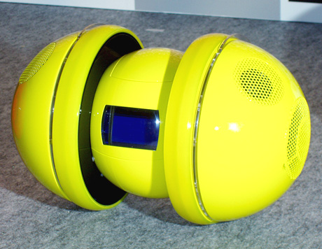 ゼットエムピーは8月31日、ケンウッドやライスと提携し、部屋の位置を記憶して自律移動する家庭用音楽ロボット「miuro（ミューロ）」を発表した。 価格は10万8000円で、miuro のサイトにて先行予約を開始する。