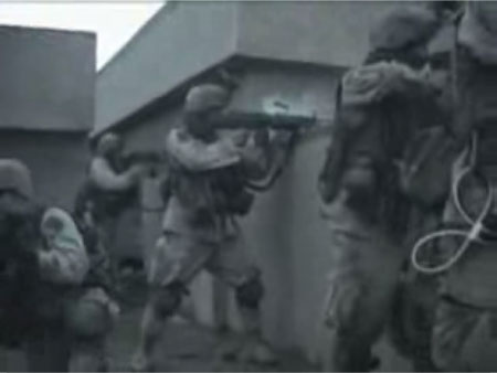 　YouTubeで見つけた、建物の上から攻撃する米海兵隊の映像。動画共有サイトに投稿されている映像の多くは、米軍の軍事力を誇示する内容となっている。