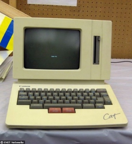 　Appleで初代Macintoshの開発を立ち上げたJef Raskin氏が開発したCanon Cat。このコンピュータを所有するDwight Elvey氏によると、1987年にキヤノンより発売されたCanon Catは、2万台くらいしか売れず、半年間で市場から姿を消したという。