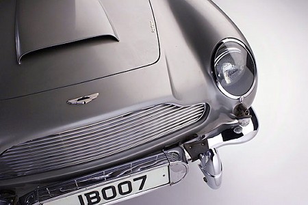この「Aston Martin DB5」は以前Sir Anthony Bamfordが所有していたものだが、ほかにも約100台ほどのビンテージカーがこのオークションにかけられる。そのなかには、1941年製の「Chrysler Thunderbolt」や1955年製「Maserati 300 S Sports Racing Car」などがある。後者はもともとスイス人のレースチャンピオンBenoit Musyが売りに出したものだ。また、Aston Martinは1970年代後半までSmoky Mountain Car Museumで展示されていた。