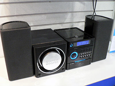 　iPodに対応したiLuvのミニオーディオコンポ「i7500」。2.1チャンネルスピーカーを備え、AM/FMラジオの受信やCDの再生が可能だ。