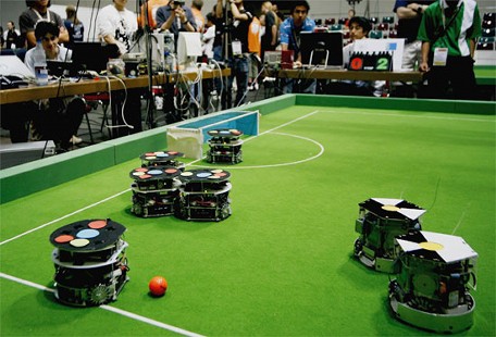 「西暦2050年に、サッカーの世界チャンピオン・チームに勝てる、自律型ロボットのチームを作る」という遠大な（？）目標を掲げて始められたRoboCupだが、第10回めとなる今年の世界大会が今週ドイツのブレーメンで開催されている。