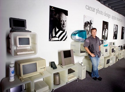　写真家で自称「Macフリーク」のCaesar LimaさんはロサンゼルスのデジタルイメージングスタジオをAppleテクノロジーの博物館に作り変えた。彼は30台以上のMacを所有している。