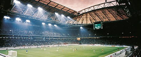　Royal PhilipsはW杯スタジアムのうちの8箇所に新しい照明をつけた。これにより、各試合のHDTV放送が可能になる。