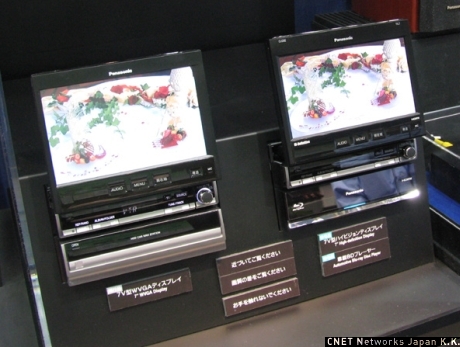 　クルマの情報系では松下電器産業がカーナビ画面でHD映像を表示する1280×720ドットの精細液晶を搭載したカーナビを参考展示。従来機(左)とHD解像度液晶搭載機(右)で精細さが大きく違う。