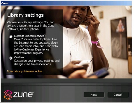 　Zuneソフトウェアは、自らを楽曲や動画のための標準プレーヤーにするよう推奨している。しかし、カスタムオプションを選択することで、任意に設定することができる。