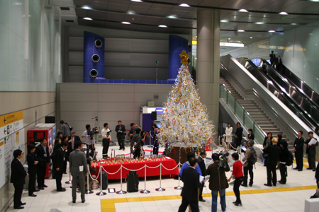 クリスマスツリーは、TX秋葉原駅のコンコース内オープンスペースに飾られている