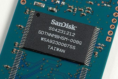 　SanDisk製SSDには8Gバイトのメモリチップが2つ搭載されており、それぞれに以下の印字がある。

S04231212
SDTNNMBHSM-008G