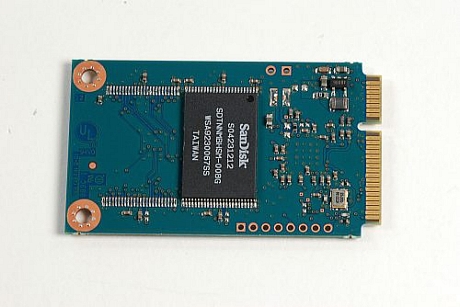 　SanDisk製SSDの裏面には、単一のメモリチップが配置されている。