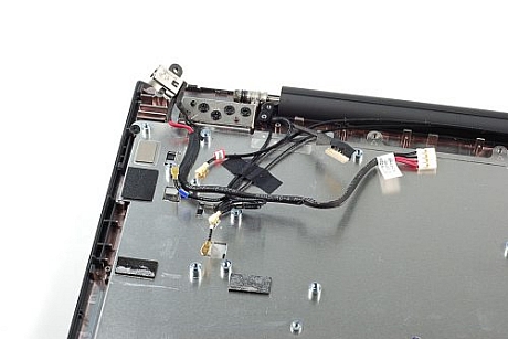 　Wi-Fiアンテナと3Gアンテナをキーボードの裏側に固定している黒いテープもはがす必要がある。電源ポートは接続されたままにしておく。