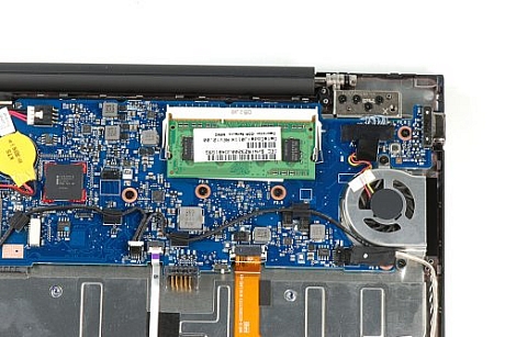 　RAMソケット上の2つの留め具を外すと、Cr-48の単一のメモリモジュールを取り出すことができる。