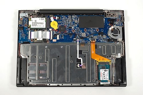 　Cr-48の内部を一目見て、13インチの「MacBook Air」を思い出した。Cr-48は本体後部にある蓋のヒンジ部分の近くに長方形のマザーボードを搭載している。また、従来型のハードドライブの代わりにSSDが採用されている。