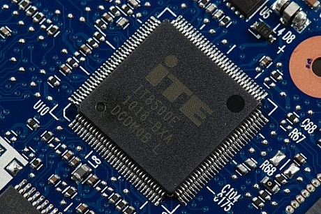 　このITE Tech.製チップIT8500E 1018-BXA DCDM0B Lはおそらく、同社の組み込みコントローラIT8510Eの先行バージョンだろう。