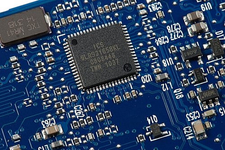 　Integrated Device Technology製のPCクロック（9LRS3165）。