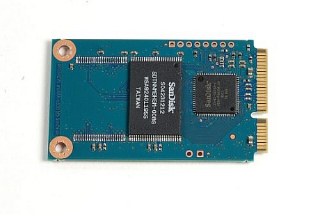　SanDisk製SSDからステッカーを剥がすと、このドライブのチップをより詳細に確認できる。SSDの上部には、コントローラチップと8Gバイトのメモリチップが配置されている。