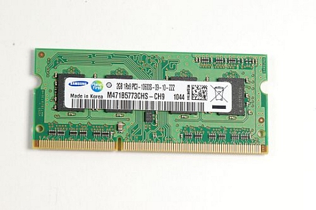 　Cr-48には、サムスン製の2Gバイトのメモリモジュール「1Rx8 PC3-10600S」が1つ搭載されていた。Cr-48がウェブからアプリケーションを実行するように設計されていることを考えると、Googleが2GバイトのRAMしか搭載しなかった理由も理解できる。それでも、4GバイトのRAMが搭載されていればもっと良かっただろう。