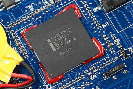 　Cr-48には、Intel製チップセット「NM10 Express」が使用されている。このチップセットは、「Atom」プロセッサ「N455」のCPUとサウスブリッジチップ（この写真のもの）で構成される。

　Intel製サウスブリッジチップ「CG82NM10」は、SSDや外部ポートなどのサポートを処理する。