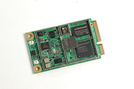 　QualcommのGobi2000カードの裏面には、Qualcommの「MDM2000」チップセット用の大型チップが配置されている。