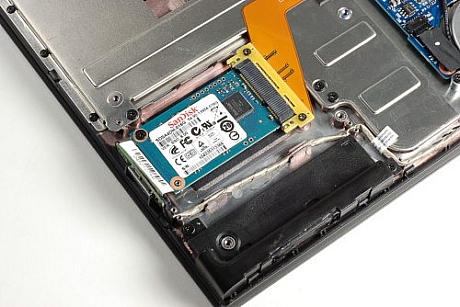 　われわれのCr-48にはSanDisk製の16GバイトSSD（SDSA4DH-016G）が搭載されており、従来型のノートPC向けハードドライブも搭載できそうな場所にマウントされていた。これとは対照的に、MacBook Airのフラッシュドライブはマザーボードに直接取り付けられている。