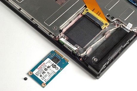 　SanDisk製SSDは1本のプラスねじによって固定されている。
