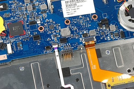 　マザーボードに接続されているケーブルはすべて取り外す必要がある。ここに写っているのは、SSDとタッチパッドのコネクタ。