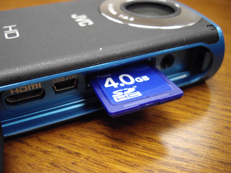　カードスロットはSD/SDHC/SDXCカードの使用が可能。「Eye-Fi」にも対応する。
