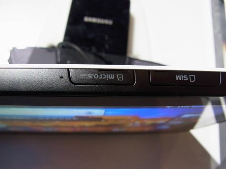 　microSDとSIMは、右サイドから抜き差しできる。