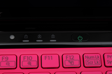 　電源ポタンやキー状態はキーボード上にLED表示がある。左の白い丸い部分は照度センサ。