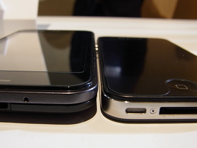 　IS03とiPhone 4の比較。