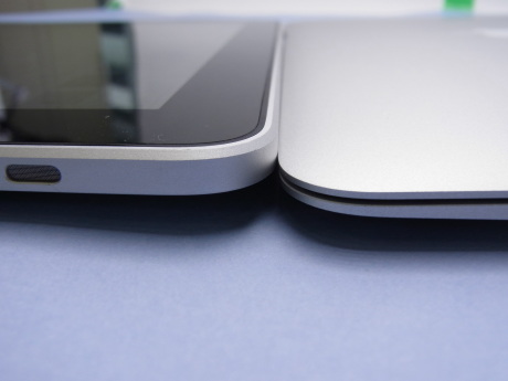 　iPadとMacBook Airの最薄部と比べた。