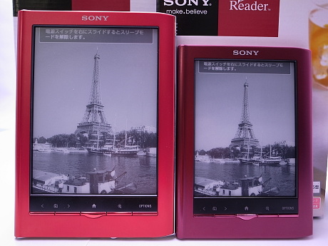 　ソニーマーケティングは11月25日、電子書籍端末「Reader」を12月10日に発売すると発表した。日本でのラインアップは、タッチパネルディスプレイを搭載した6型の「Touch Edition（PRS-650）」（左）と5型の「Pocket Edition（PRS-350）」（右）の2種類だ。Pocket Editionは、高さ145.4mm×幅104.6mm×奥行き9.2mmと文庫本と同等サイズで、重さも約155gと文庫本1冊程度だ。