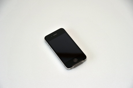 　iPhone 4本体は、前面と背面に透明なフィルムが貼られている。