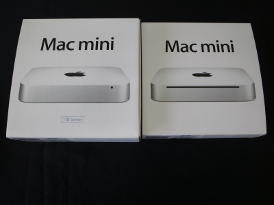 　Mac miniのパッケージ。Snow Leopard Server搭載モデルのパッケージ（左）とMac OS X Snow Leopardを搭載したモデルのパッケージ（右）。