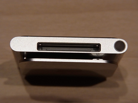 　iPod nanoの下部。Dockコネクタとイヤホン端子が付いている。