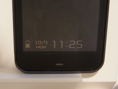 　約3.5インチダブルVGA（960×460ドット）の「NewモバイルASV液晶」にメモリ液晶を組み合わせた「コンビネーション液晶」を搭載。ディスプレイの下部に見えるのは、これまでのケータイの「サブ液晶」にあたるもので、待受状態でも時計や歩数計、不在着信などを表示する。