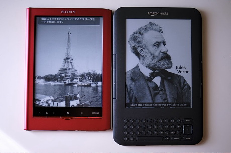 　Touch Edition（左）とKindle Wi-Fiモデル（右）。