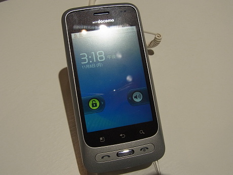 　タッチパネルとQWERTYキーを搭載した「Optimus chat L-04C」。2011年2月発売予定だ。3.2インチハーフVGAディスプレイ搭載で滑らかなフルタッチパネル操作が可能。Android OS 2.2を搭載したモデルだ。