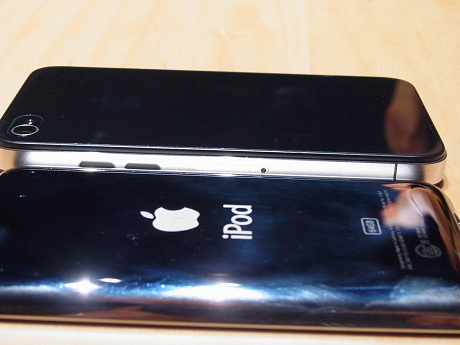 　iPhone 4と同様に、RetinaディスプレイやApple A4プロセッサが搭載されている。