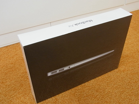 　黒い背景に薄いMacBook Airを際立たせた写真のパッケージ。