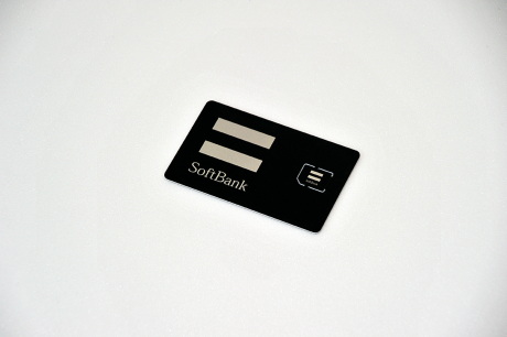 　ソフトバンクのmicroSIMカード。クレジットカード大の台紙に収まっている。