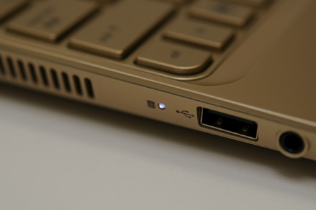 　HDDのアクセスランプは左側面にあり、白く点灯する。