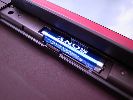 　ライト付きのブックカバーは、単4電池1本で動作する。