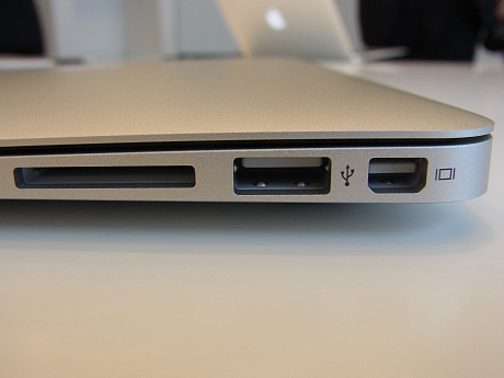 　13.3インチの左側面。左から、SDカードスロット、USB2.0、Mini DisplayPort。