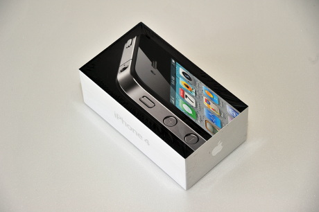 　いよいよ6月24日、iPhone 4が発売になった。さっそく入手したので、開封の儀をレポートする。写真は、iPhone 4の箱。箱の色は白くなったが、これまでのiPhoneシリーズと同様、お馴染みのスタイル。