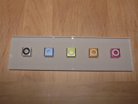 　5色のカラーがラインアップされたiPod shuffle。