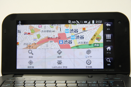 　Googleマップも搭載。タッチ操作で、拡大、縮小、移動できる。航空写真、ストリートビューなどにも対応、GPSを使った現在地の表示、「電話帳」内の住所から地図の表示なども可能だ。地図上で目的地を長押しすると住所を表示してくれる。